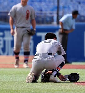 八王子対日大三　9回日大三無死一塁、島田はサヨナラ本塁打を打たれしゃがみ込む(撮影･山本朝陽)