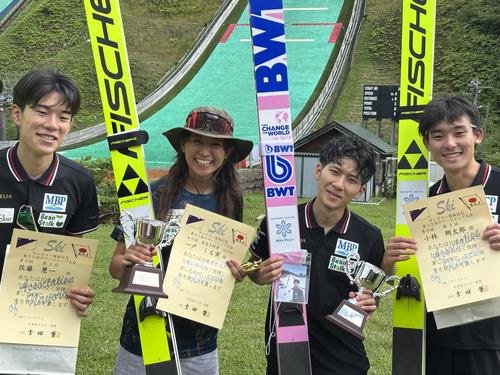 表彰式後に記念撮影する雪印メグミルクのメンバー。(左から)2位佐藤慧、女子優勝の一戸、男子優勝の佐藤幸、3位小林(撮影･保坂果那)