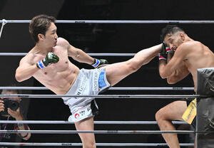 1回、朝倉(左)はクレベル･コイケに蹴りを見舞う(撮影･滝沢徹郎)　