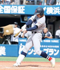 横浜対東海大相模　4回表横浜1死一塁、右越え2点本塁打を放つ奥村頼(撮影･野上伸悟)