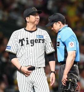 阪神対DeNA　選手交代を告げる藤川監督(撮影･上田博志)