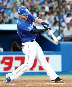 ヤクルト対中日　2回表中日無死、中越え同点本塁打を放つ細川(撮影･河田真司)