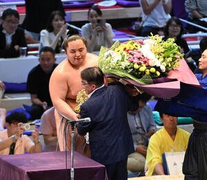 優勝し愛知県知事賞と記念の花束を受け取る琴勝峰(撮影･森本幸一)