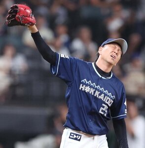 延長十一回表ロッテ2死満塁、藤原に押し出し四球を与え、顔をしかめる投手宮西＝日刊スポーツ
