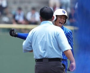 青藍泰斗対作新学院　8回表青藍泰斗1死二塁、適時二塁打を放ちガッツポーズする佐川(撮影･足立雅史)