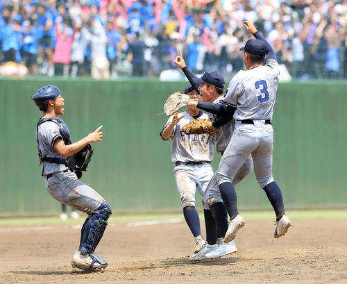 叡明対昌平　初優勝を決め、喜ぶ田口(右から2人目)ら叡明の選手たち(撮影･浅見桂子)