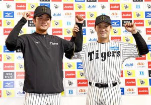 阪神対DeNA　お立ち台でガッツポーズをする高橋(左)と坂本(撮影･上田博志)