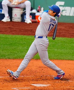 レッドソックス対ドジャース　3回表ドジャース2死一塁、中前打を放つ大谷(撮影･垰建太)
