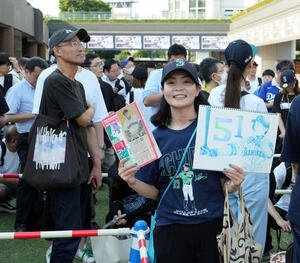 号外を手にしようと1番に並ぶ女性ファン(撮影･たえ見朱実)