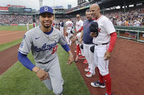 レッドソックスのコーラ監督と挨拶を交わしたドジャースのベッツ(AP)
