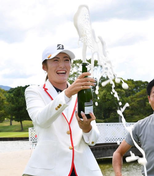優勝した渡辺彩香は噴き出すシャンパンを手に笑顔を見せた(2025年7月27日撮影)