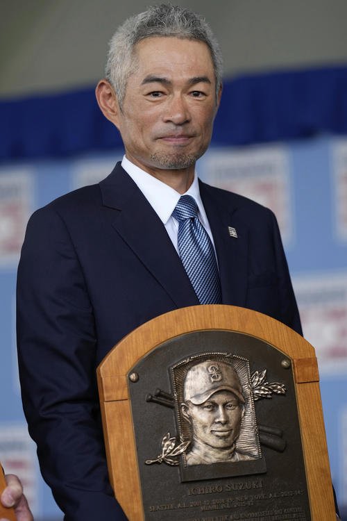 米国野球殿堂入りしたイチロー氏は笑顔で自身のレリーフを持つ(AP)