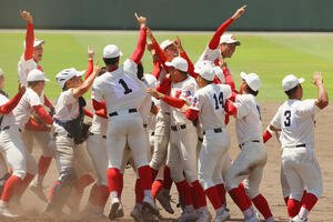 智弁和歌山対星林　優勝を決めて歓喜の輪をつくった智弁和歌山ナイン(撮影･上山淳一)