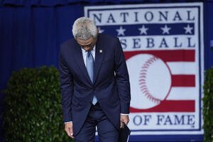 米国野球殿堂入り式典で深々と一礼するイチロー氏(AP)