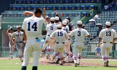 東洋大姫路対報徳学園　報徳学園に勝利し優勝を決めマウンドに集まる東洋大姫路ナイン(撮影･加藤哉)