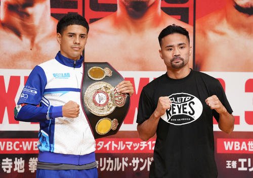 フォトセッションに臨むバルガス(左)と比嘉(撮影･足立雅史)