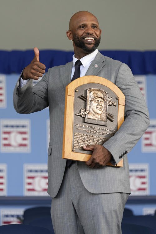 米国野球殿堂入りしたCC･サバシア氏は自身のレリーフを持ちながらポーズを取る(AP)