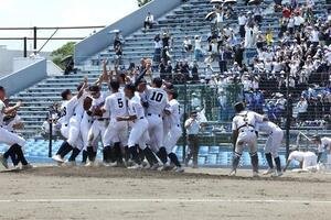 高校野球静岡大会　決勝　聖隷クリストファー対静岡　初優勝を決め歓喜する聖隷クリストファーの選手たち(撮影･宮地輝)