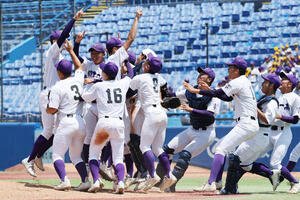 岩倉対関東第一　優勝し喜ぶ関東第一の選手たち(撮影･野上伸悟)