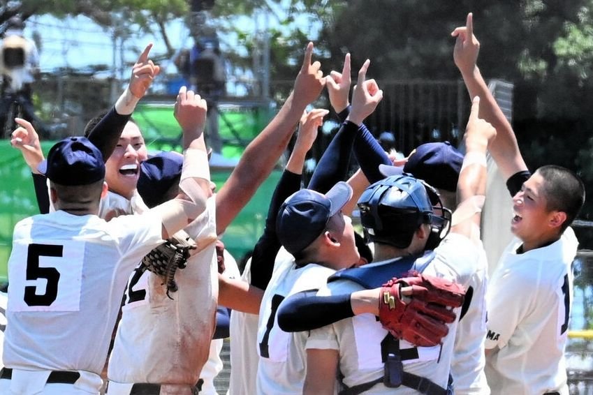 初優勝を決めて喜ぶ未来富山の選手たち=2025年7月26日午後0時12分、富山市民球場、角谷陽子撮影