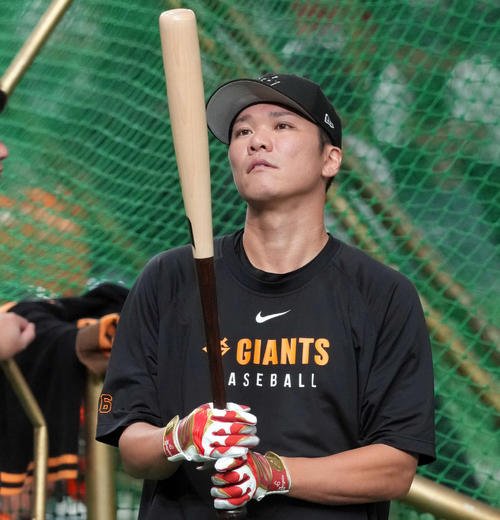 バットを見つめる巨人坂本勇人(2025年7月20日撮影)