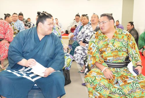 場所前の力士会で言葉を交わす大の里(左)と豊昇龍(2025年7月1日撮影)