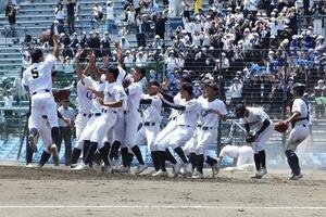 高校野球静岡大会　決勝　聖隷クリストファー対静岡　初優勝を決め歓喜する聖隷クリストファーの選手たち(撮影･宮地輝)