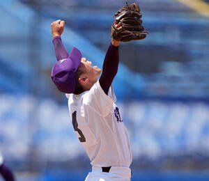 岩倉対関東第一　優勝しガッツポーズをする坂本(撮影･小島史椰)