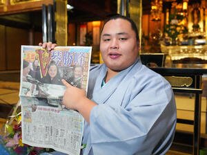 優勝一夜明け会見で本紙を手に笑顔を見せる琴勝峰(撮影･小沢裕)