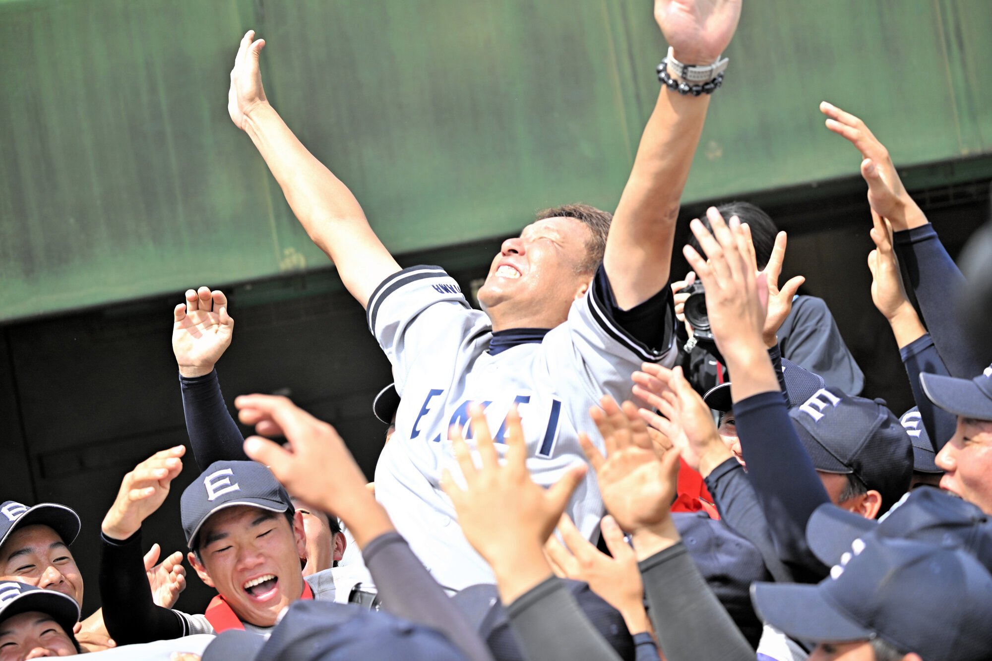 初の甲子園出場を決め、中村要監督を胴上げする叡明の選手たち=2025年7月27日午後1時40分、県営大宮、恒川隼撮影