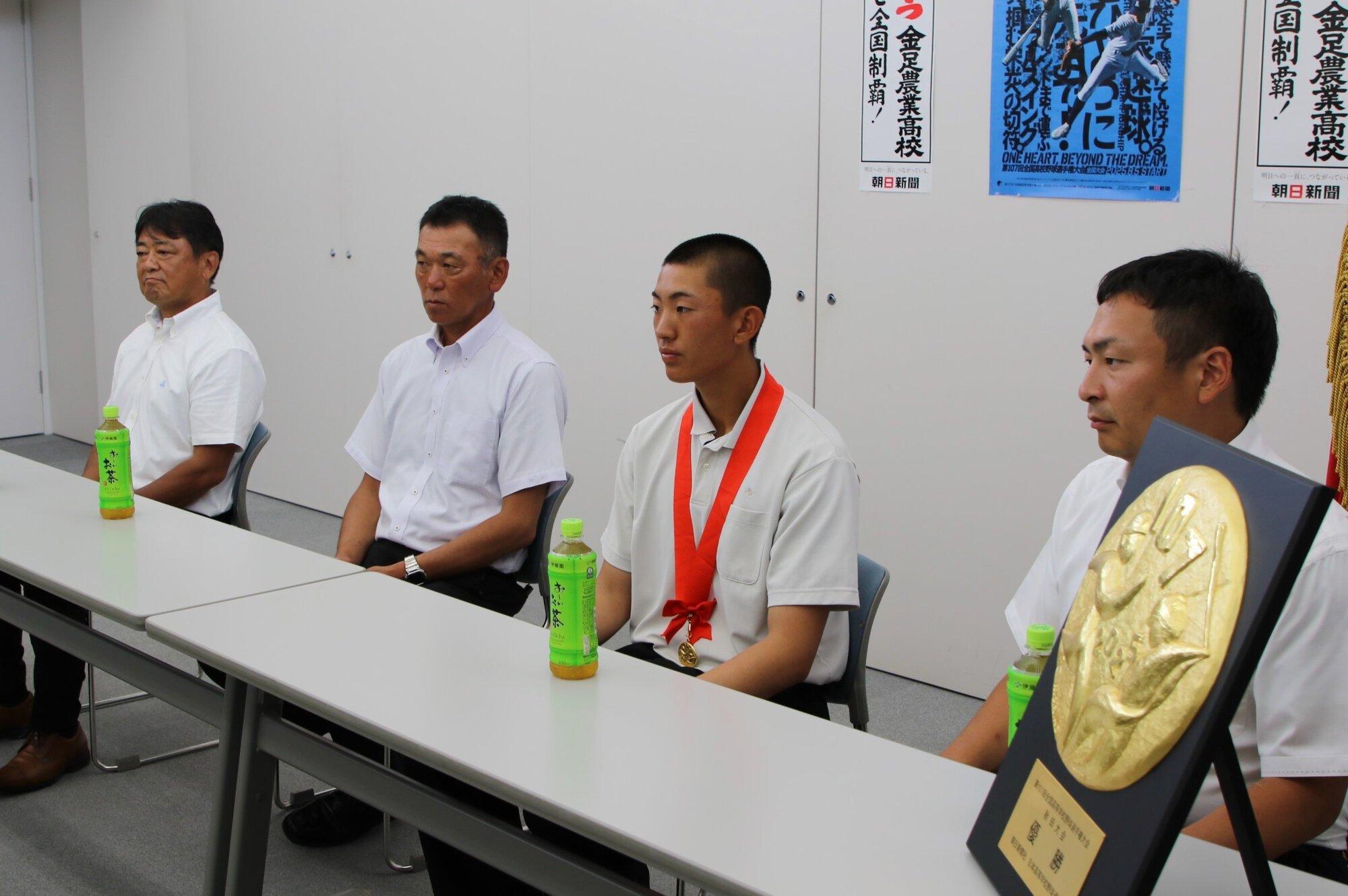 朝日新聞秋田総局を訪れた金足農の佐藤晃真主将(右から2人目)、中泉一豊監督(中央左)ら=2025年7月28日午前9時56分、秋田市山王2丁目、隈部康弘撮影