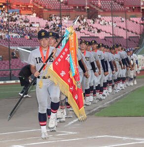 仙台育英対東北学院榴ケ岡　優勝旗を手にする仙台育英･佐々木義主将(先頭)(撮影･井上学)