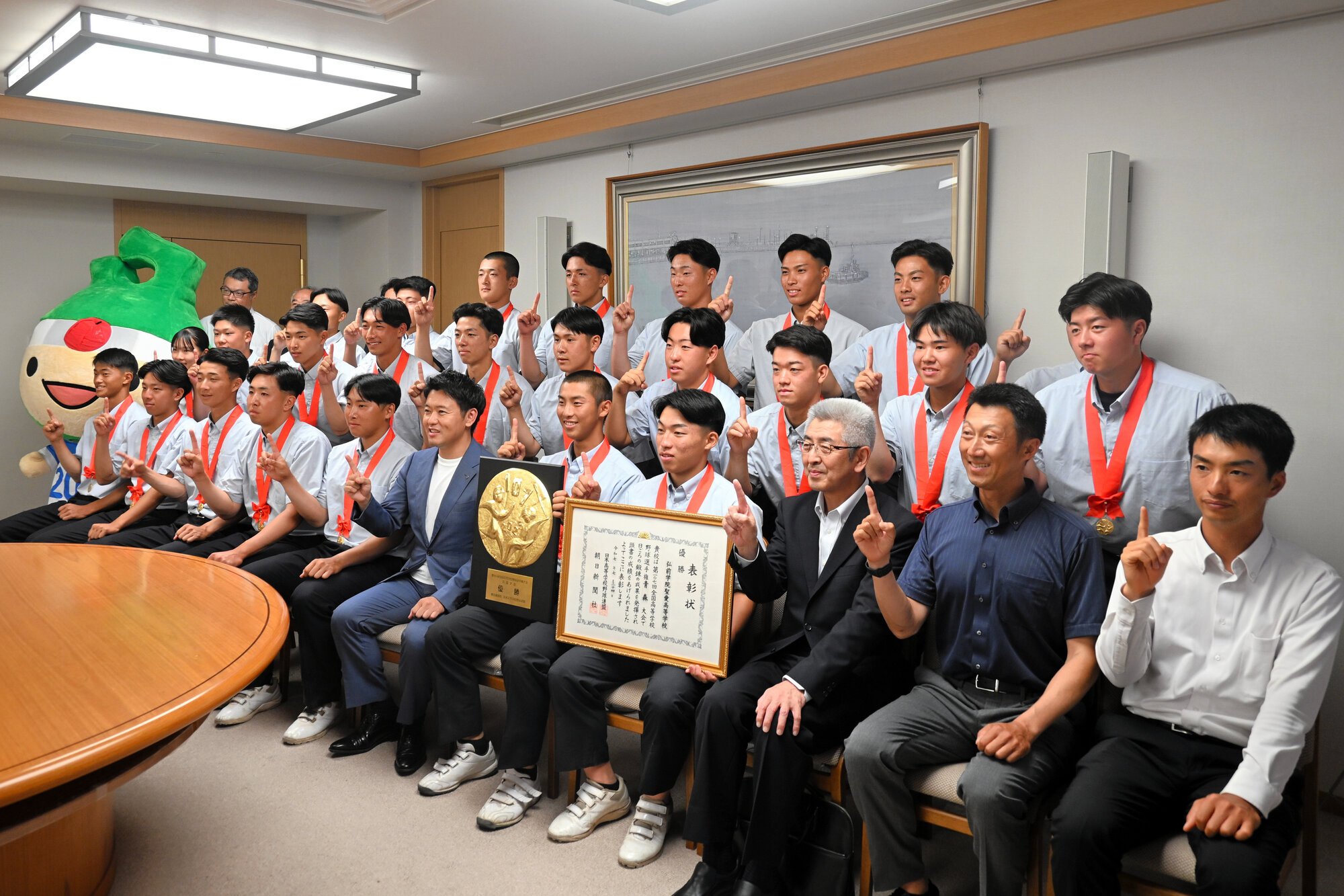 宮下知事(前列中央)と記念撮影する弘前学院聖愛の選手たち=2025年7月28日午後4時41分、青森市、小田邦彦撮影