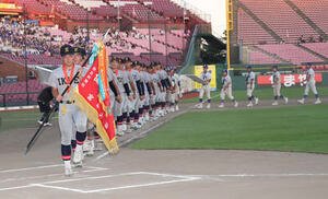 仙台育英対東北学院榴ケ岡　優勝旗を手にする仙台育英･佐々木義主将(先頭(撮影･井上学)