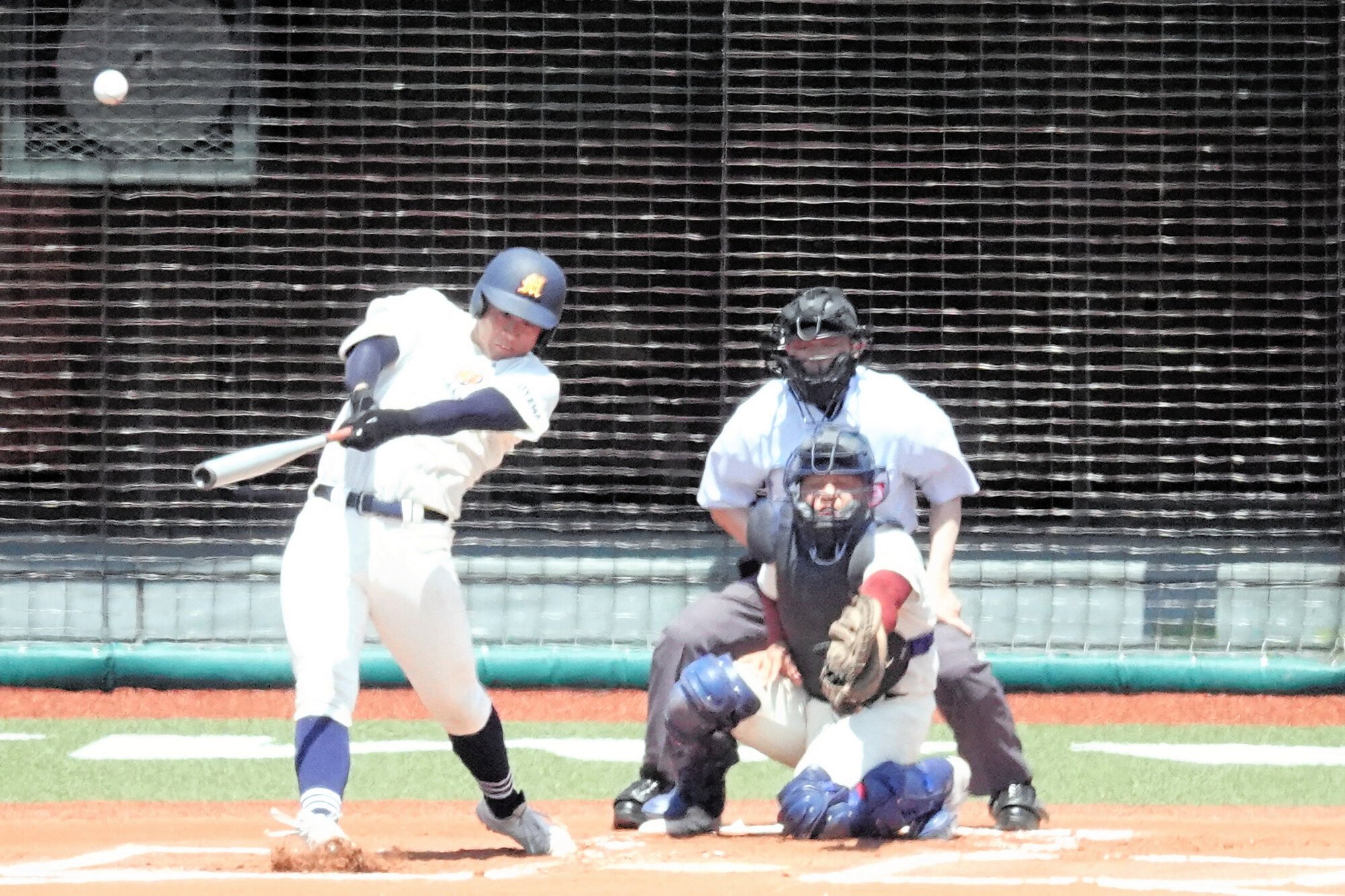 決勝で、今大会2本目の本塁打を放つ未来富山の江藤蓮選手=2025年7月26日、富山市民球場、浅野正大撮影