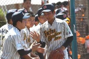 府中広島2000のベンチは最終回あと1人まで好投した2番手の西山を出迎えた(撮影･久我悟)