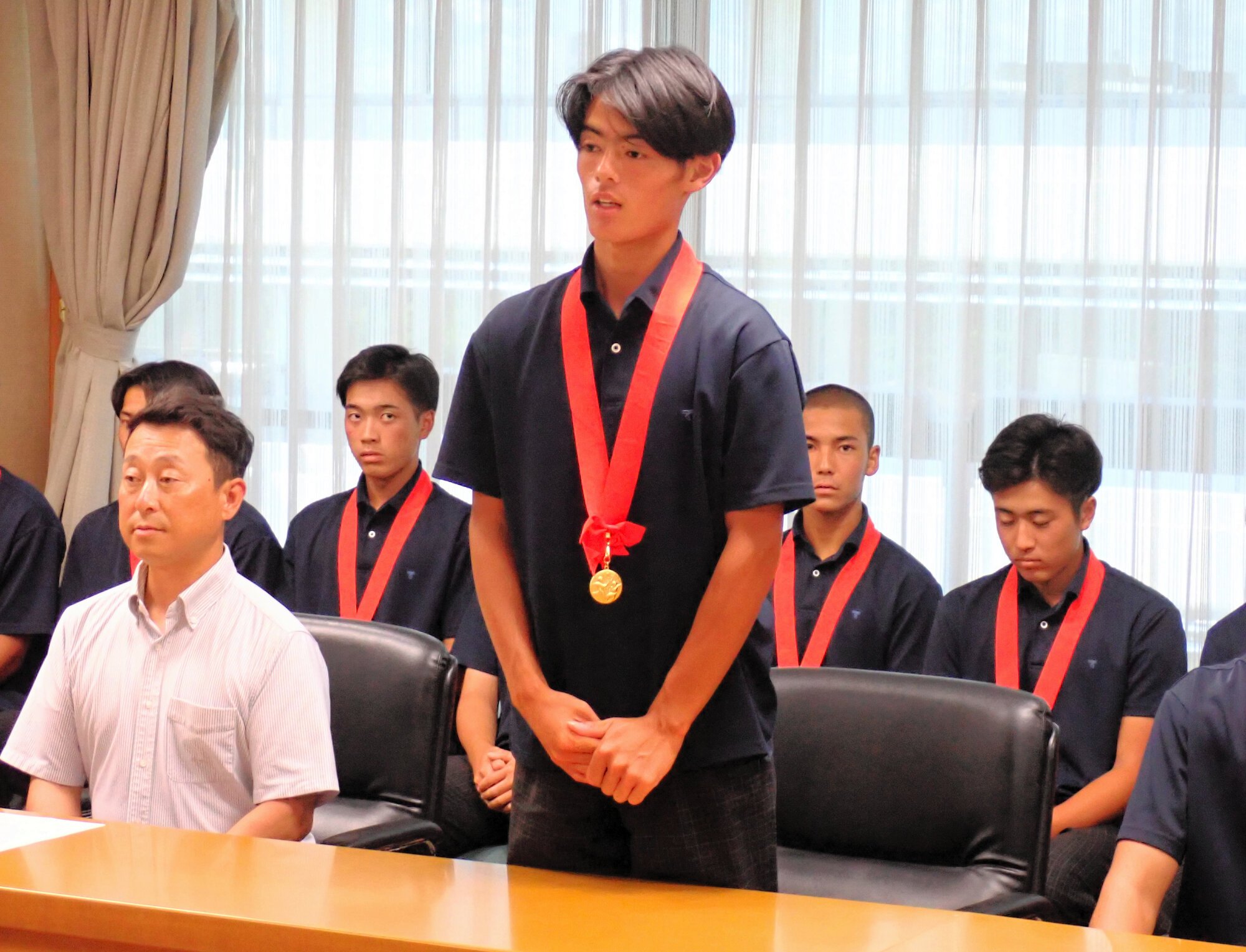 甲子園への意気込みを語る東海大熊本星翔の比嘉健太主将。左は野仲義高監督=2025年7月28日午後2時36分、熊本市の熊本県庁、伊藤隆太郎撮影