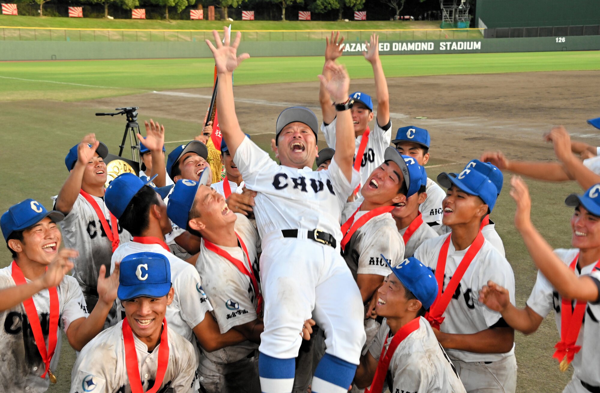 優勝し、萩本将光監督を胴上げする豊橋中央の選手たち=2025年7月27日、岡崎レッドダイヤモンド、戸村登撮影