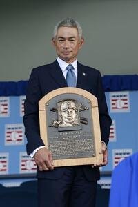 米国ニューヨーク州クーパーズタウンで行われた米国野球殿堂入りセレモニーでイチロー氏は自身のレリーフを手にする