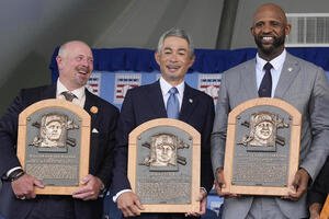 米国野球殿堂入りした、左からビリー･ワグナー氏、イチロー氏、CC･サバシア氏が記念撮影をする(AP)