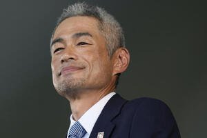 米国野球殿堂入り式典で笑顔を見せるイチロー氏(AP)