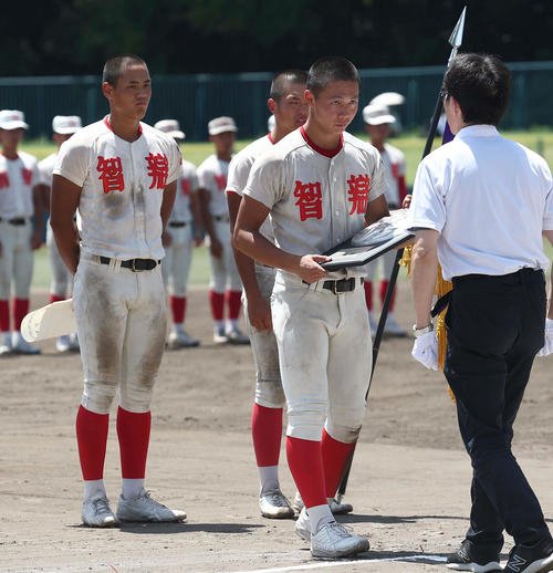 天理対智弁学園　智弁学園･近藤は準優勝盾を受け取る(撮影･上田博志)