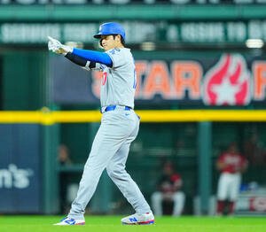 レッズ対ドジャース　5回表ドジャース1死一、三塁、適時二塁打を放ちポーズを決める大谷(撮影･垰建太)