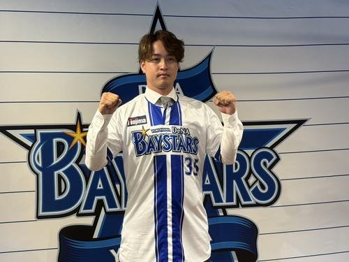 横浜スタジアムで支配下登録会見に臨んだDeNA橋本(撮影･久保賢吾)