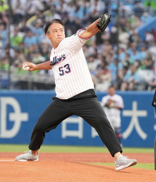 ヤクルト対中日　始球式に臨む五十嵐氏(撮影･小沢裕)