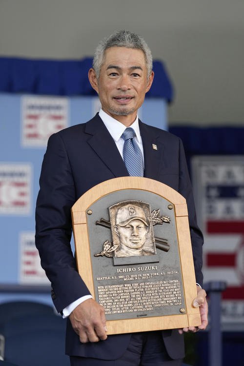 自身のレリーフを持つ米国野球殿堂入りしたイチロー氏(AP)
