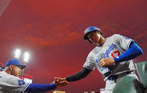 レッズ対ドジャース　7回表ドジャース無死一、三塁、フリーマンの適時打で生還しロバーツ監督(左)とタッチを交わす大谷(撮影･垰建太)