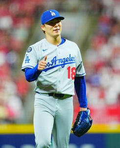 レッズ対ドジャース　6回裏レッズの攻撃を無失点に抑えたドジャース先発の山本はラッシングに笑顔でサムズアップ(撮影･垰建太)