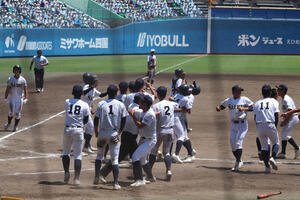 愛媛大会決勝　松山商対済美　延長10回2死一、二塁　済美･牛草の右前適時打でサヨナラ勝ちし、盛り上がる済美ナイン(撮影･中島麗)