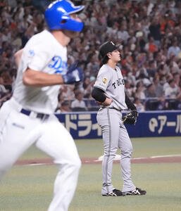 中日対巨人　4回裏中日1死一、二塁、西舘(右)はボスラーに右越え3点本塁打を打たれる(撮影･森本幸一)